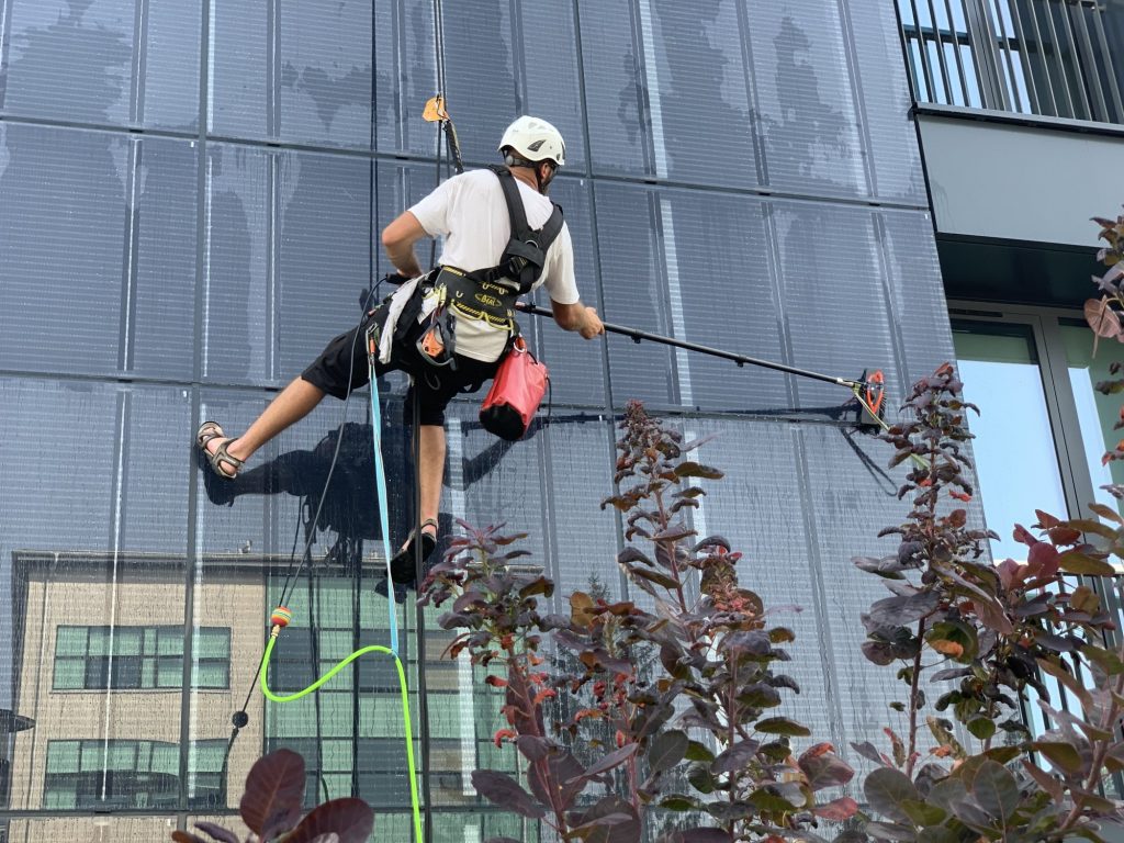usługi alpinistyczne - wysokościowe usługi mycia okien i elewacji - prace na wysokości