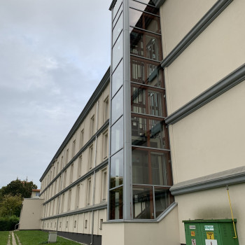 Mycie metodą odwróconej osmozy przeszklenia obiektu
